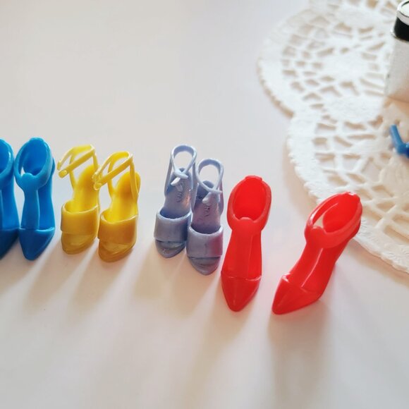 Vintage 14 Pairs Barbie/Doll Shoes, Purse, Sunglasses; Ski Boots, Ice Skates - Picture 4 of 10